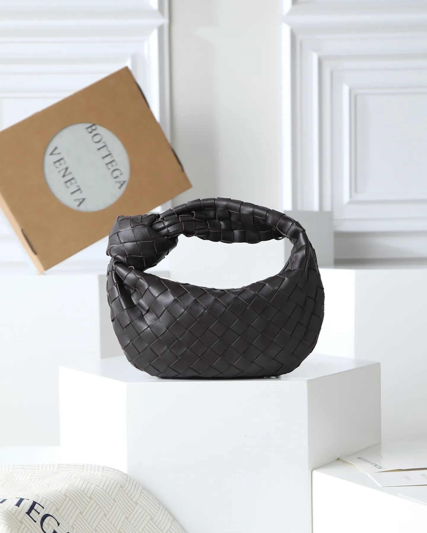 800. Bottega veneta͙.——-The latest braided and knotted hobo🔥 The top-grade lambskin leather is very soft, the bag shape is unique, practical and durable. It retains the traditional weaving elements while being a bit more flamboyant ~ Made of hand-woven sheepskin, zipper opening and closing, curved seamless structure, effortless to match. Highly recommended⚠️⚠️⚠️ The most high-end in the market🌈Welcome to compare [Factory complete package] size: 23x15x5cm.   Model: 651876